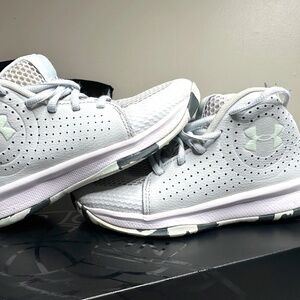 boys basketball under armour sneaker 4212266235 size 1y gray/white